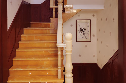 八公山中式别墅室内汉白玉石楼梯的定制安装装饰效果